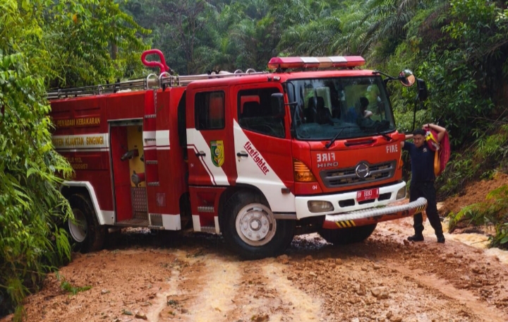 Kebakaran Saat Idul Fitri, Akses Terputus, Damkar Jalan Kaki Selamatkan Warga