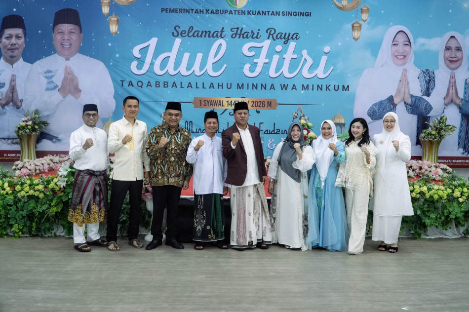 Dibatasi Waktu, Open House Bupati Kuansing Tetap Disesaki Ribuan Warga