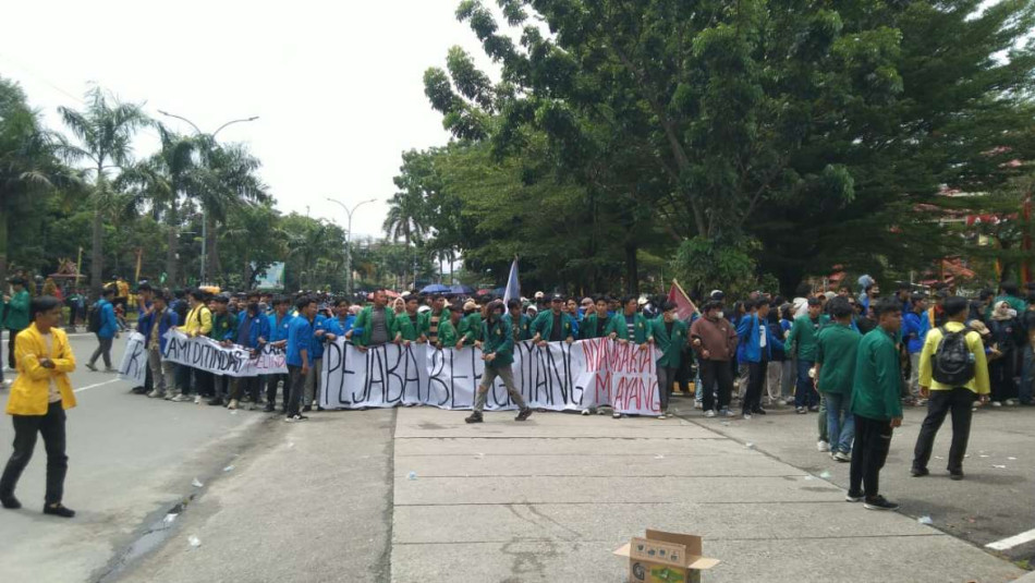 Ribuan Mahasiswa Kepung DPRD Riau, Desak Pembebasan Khariq Anhar