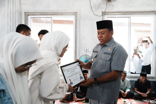 Peringati 1 Muharam, Bupati Suhardiman Amby Hadiahkan Beasiswa 13 Penerima