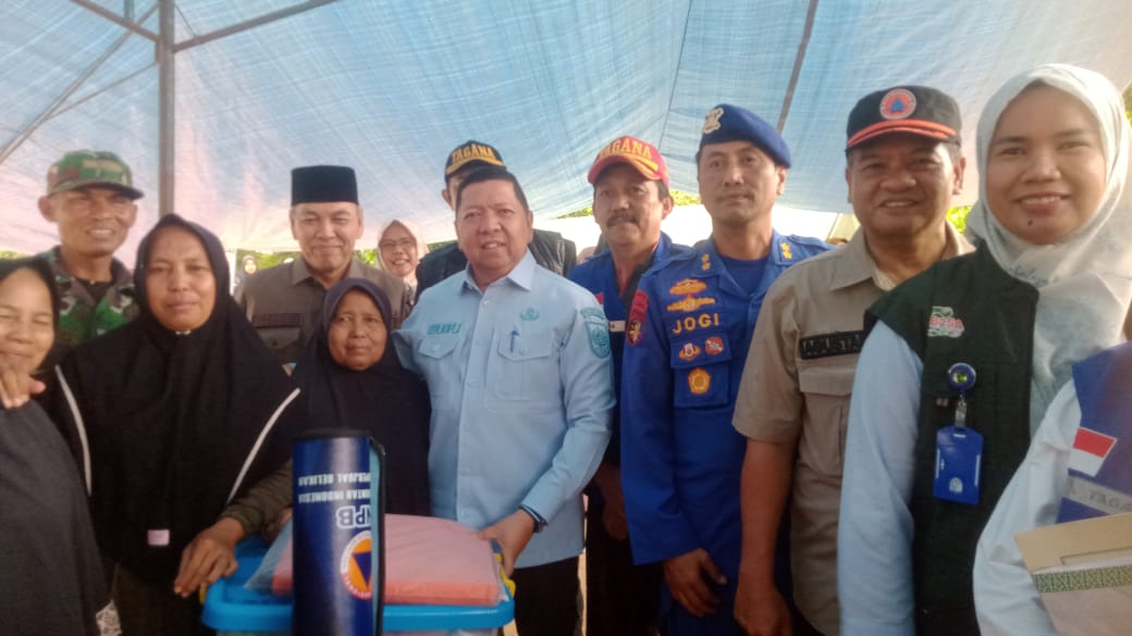 PJ Gubernur Riau Dr Rahman Hadi M.Si yang di wakili Asisten I Zulkifli syukur kunjungi warga yang terdampak bencana banjir di kec Gunung Sahilan