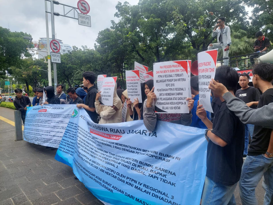 MAHASISWA RIAU-JAKARTA DEMO DEPAN KEMENTERIAN BUMN, LAPORKAN PTPN IV DI RIAU GUGAT PETANI KECIL