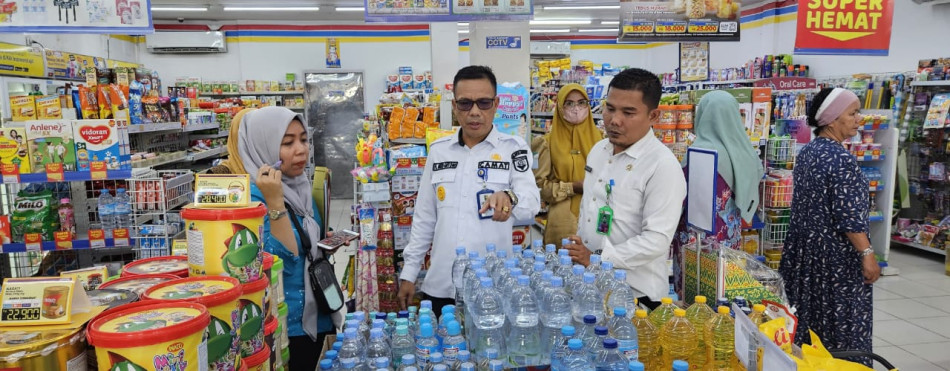 Lindungi Masyarakat Agar Tak Konsumsi Barang Kadaluarsa, Camat Sentajo Raya Dan Kopdagrin Sambangi Sejumlah Minimarket