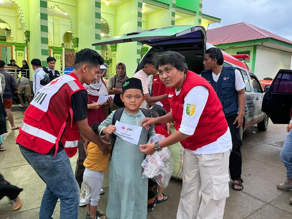 PMI Kuansing Salurkan Bantuan Sembako dan School Kid di 2 Titik Daerah Terdampak Bencana